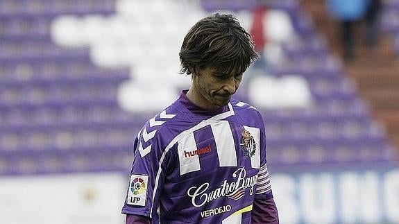 Álvaro Rubio se retira cabizbajo al final de un partido.