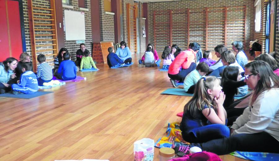 Alumnos del colegio Castilla y León, con sus familiares, en una sesión de ‘Mindfulness’. 