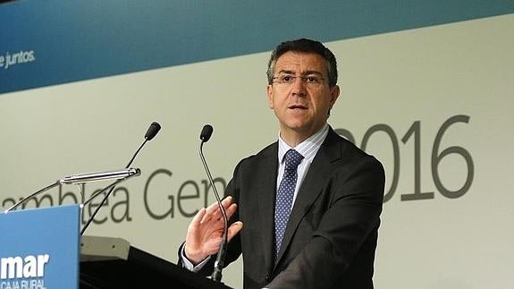 El nuevo presidente de Cajamar, Eduardo Baamonde, durante su intervención en la asamblea general celebrada  en Almería. / CARLOS BARBA-EFE