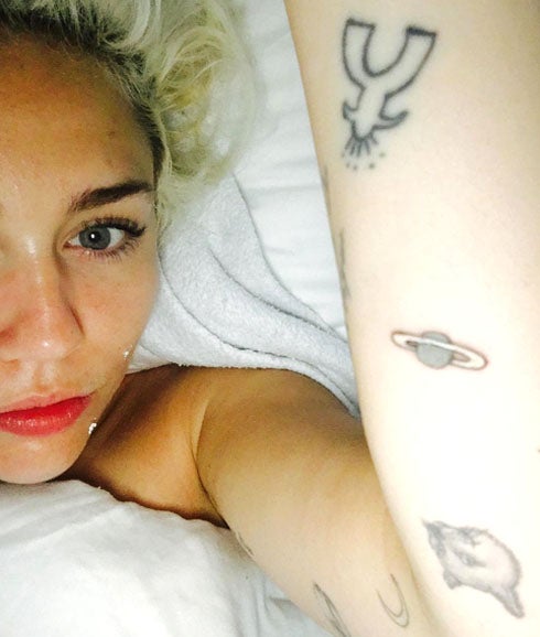 Miley Cyrus se tatúa el planeta Saturno, pensando que era Júpiter
