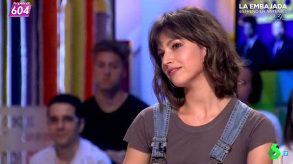 Úrsula Coberó tiene un pequeño desliz sexual en 'Zapeando'