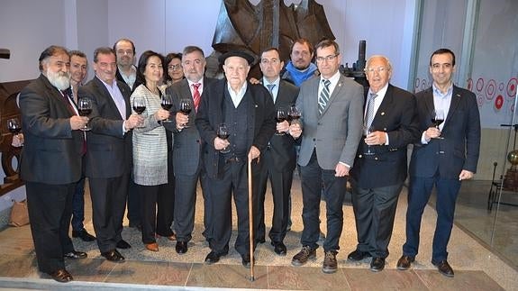 La familia Sanz (centro) brinda con asistentes a la inauguración de las instalaciones. 