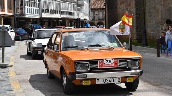 La caravana de vehículos clásicos recorre las calles de Aguilar este sábado. 