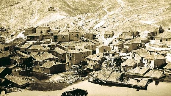El pueblo de Linares del Arroyo en 1952, a punto de ser engullido por las aguas del embalse. El Norte