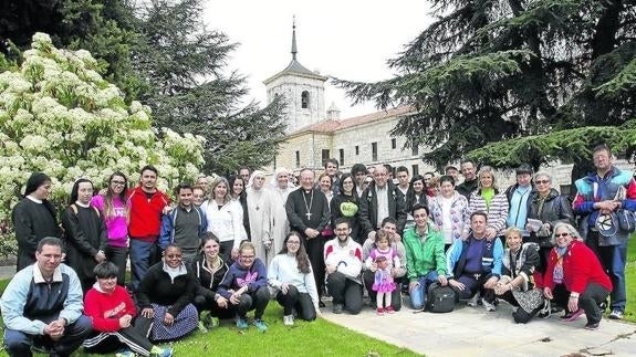 Participantes en la peregrinación de 2015, con el anterior obispo, Esteban Escudero.