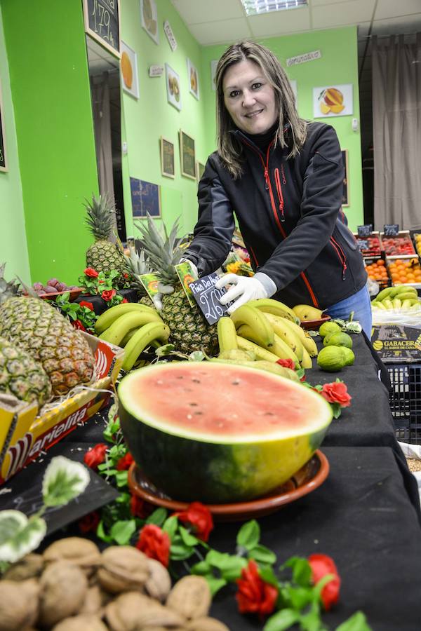 Esther Vaca, en su frutería de la calle Manuel Azaña. 