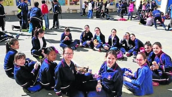 Allumnos de Filipenses en el patio del colegio.