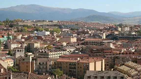 Vista panorámica de varios barrios de Segovia con la sierra al fondo. Antonio Tanarro