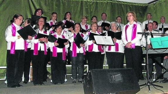El Coro Popular de Villoruela actuó durante el homenaje póstumo que se le hizo a su fundador ayer. 