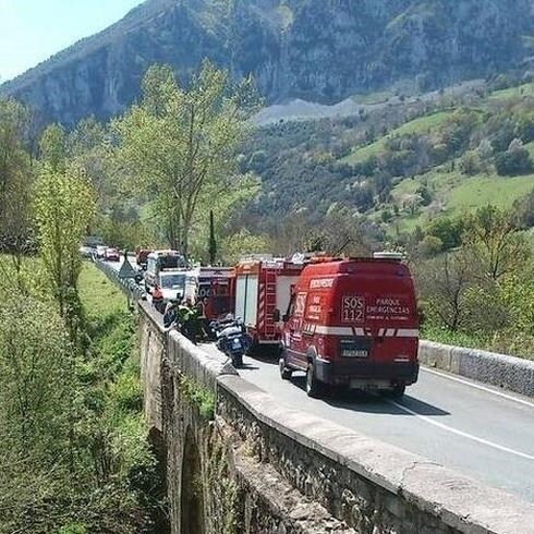 El puente desde el que se precipitó el fallecido.