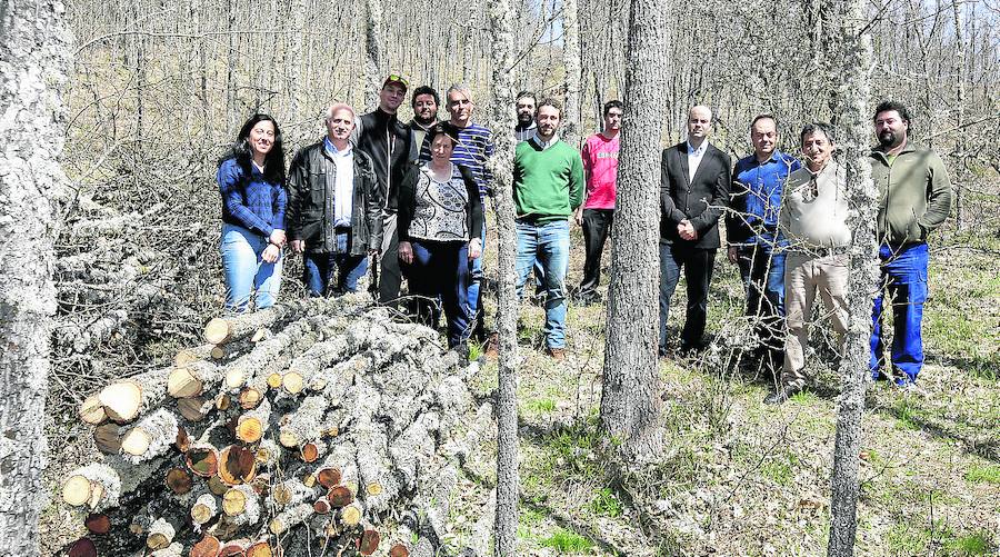 Los alumnos y monitores, en la dehesa de Tablares, con el diputado Urbano Alonso.