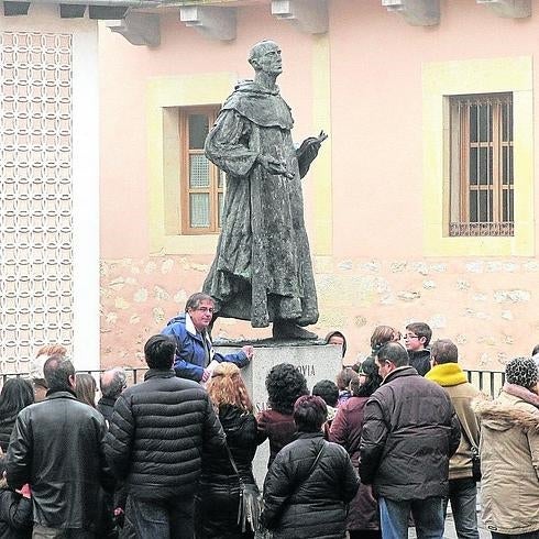 Visita guiada ante la estatua de San Juan de la Cruz. 
