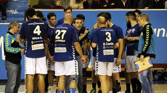 La plantilla del Atlético Valladolid, en un tiempo muerto durante un partido. 