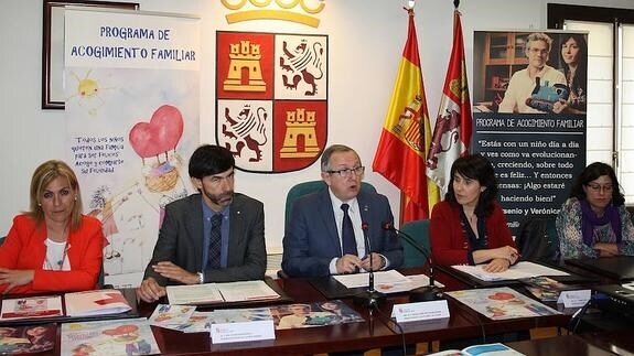 Representantes de Cruz Roja y de la Admiistración regional en Segovia presentan la campaña de sensibilización a favor del acogimiento familiar. 