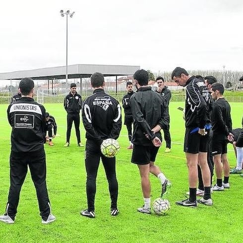 Los jugadores de Unionistas se preparan para un entrenamiento en La Aldehuela