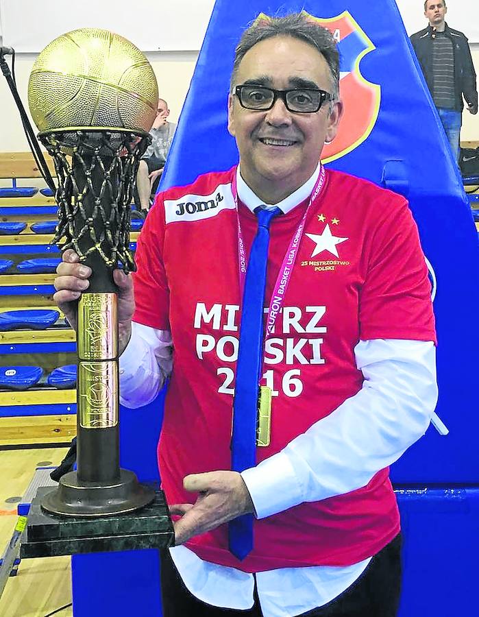 José Ignacio Hernández posa ayer con la copa de la Liga polaca.