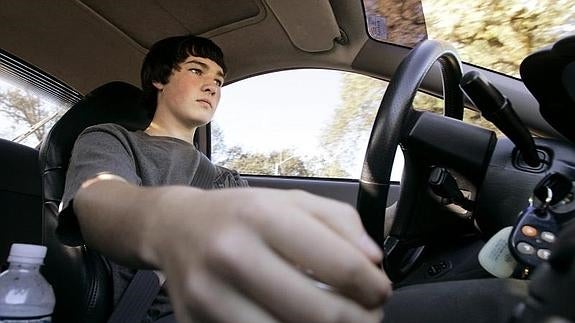 Un joven conductor, al volante de su coche. / EL NORTE 