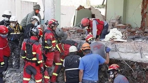 Miembros de la UME León participa en los trabajos tras el terremoto de Ecuador
