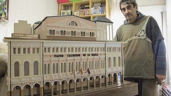 Juan Manuel Ortega, con su réplica en madera del Teatro Calderón.