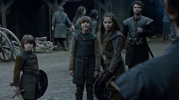 Lyanna, junto a sus dos hermanos en un fotograma de 'Juego de Tronos'. 