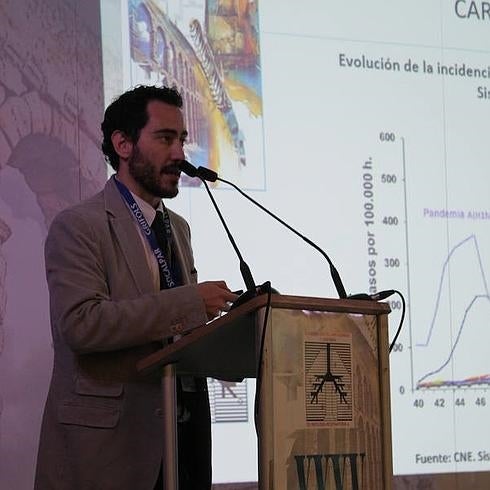 El doctor Alberto Pérez, en su exposición sobre la gripe dentro del congreso de Socalpar en Segovia. A. V.