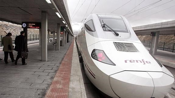 TRen parado en la estación del Ave de Segovia. 