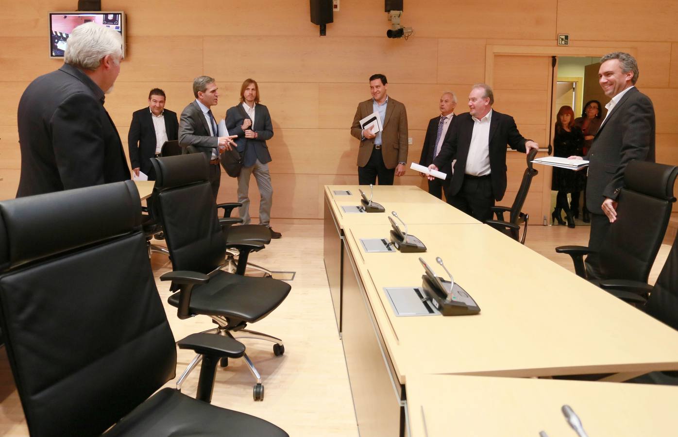 Integrantes de la comisión de investigación sobre las concesiones eólicas, en otoño, el día de su constitución.