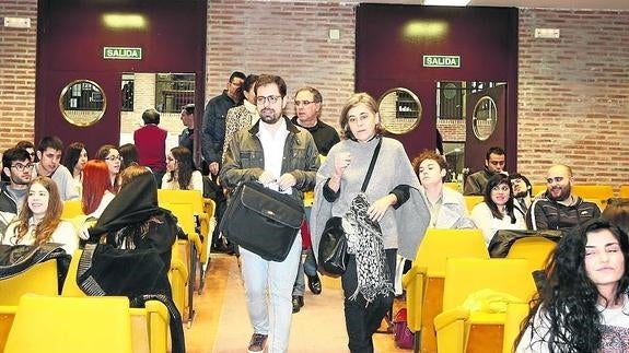 Eduardo Carazo y Cristina Pita entran en el salón de actos de la facultad de Farmacia.