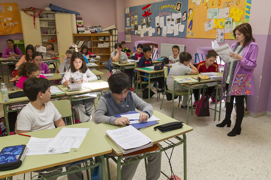 María Jesús Brezo, tutora de sexto de Primaria en el colegio Jorge Manrique, repasa con los alumnos los contenidos para la prueba. 