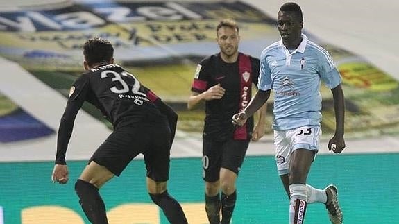 Pape encara a un rival. 