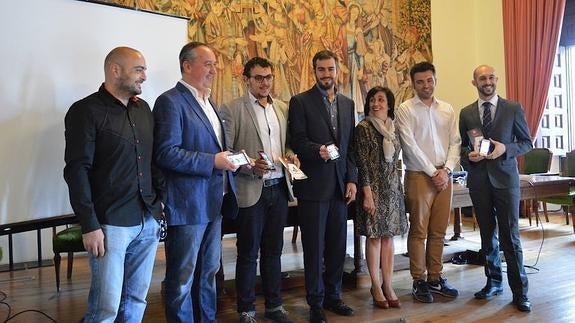 El alcalde de Toro, Tomás del Bien, y la concejala de Economía, Ángeles Medina, junto a los creadores del portal de turismo y de la aplicación para móviles. 