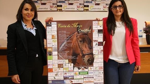 Ainhoa Iglesias, presidenta de la Amigos del Caballo (izquierda), con Laura Suárez, miembro de la directiva, presentan la feria.M. Rico