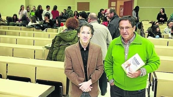 Fernando Gil Villa y Emiliano Tapia posan minutos antes de la presentación del libro.