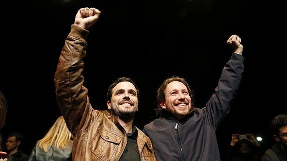 Los líderes de Podemos, Pablo Iglesias (d), y de Izquierda Unida, Alberto Garzón (i) durante un encuentro ciudadano tras el preacuerdo electoral para las elecciones del 26 de junio.Ballesteros-Efe