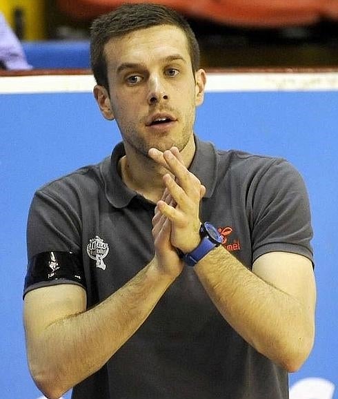 Nacho González anima a sus jugadores durante un partido. 