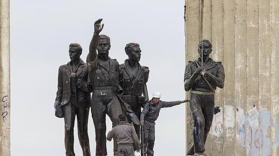 La estatua de Onésimo Redondo, brazo en alto, minutos antes de ser desmontada.