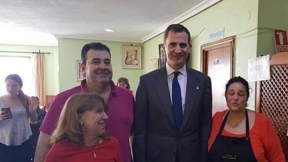 El rey no dudó en fotografiarse con los trabajadores del restaurante.