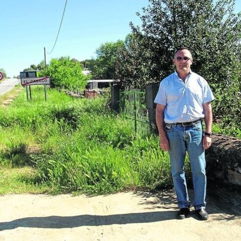 Prudencio San Pablo, alcalde de El Cabaco, cerca del cartel indicador del municipio.