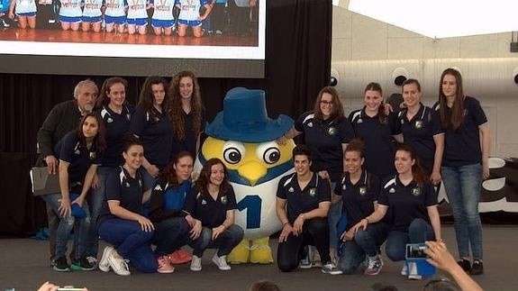 El equipo del Aula Cultural con la nueva mascota. 