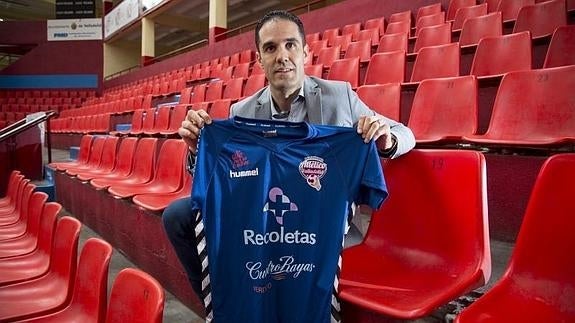 Mario Arranz con la camiseta del equipo en Huerta del Rey.