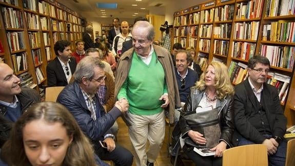 José María García saluda a uno  los asistentes a la pesentación de su biografía en Oletvm. 