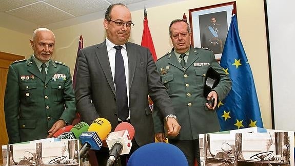 El director general de la Fundación de la Guardia Civil, el general de Brigada José Antonio Sánchez Arroyo; el subdelegado del Gobierno, Luís Miguel Cárcel Cárcel; y teniente coronel Florencio Hermoso. 