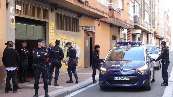 Los agentes durante un registro en la calle Esquila. 