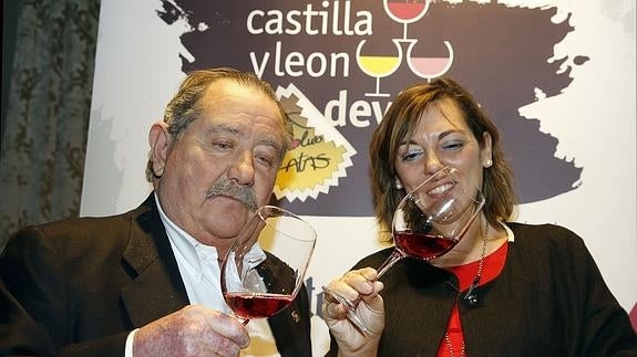 La consejera de Agricultura, Milagros Marcos, y el presidente de la DO Cigales, Pascual Herrera, en la cata de la añada de 2015, organizada por El Norte de Castilla en marzo. 