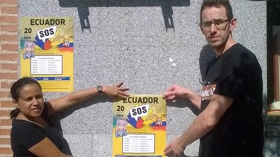 Wendy Ramírez y Raúl Ajo colocan carteles para anunciar la iniciativa solidaria. F. de la Calle