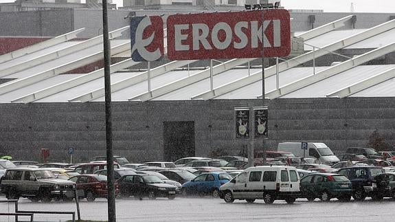 Supermercado Eroski en el centro comercial Luz de Castilla de Segovia. 