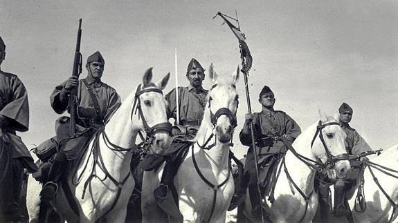 Entrega de banderines de combate en la localidad zaragozana de Perdiguera.
