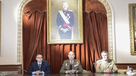 Carlos Belloso (izqda) junto a los coroneles José María Castaño y Tomás Alonso, delegado de Defensa. 
