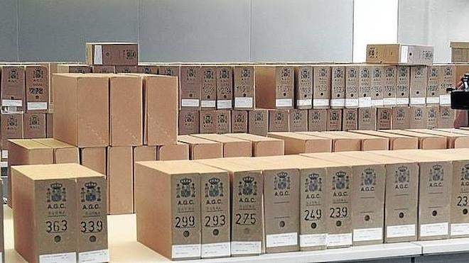 Decenas de cajas repletas con documentos del Archivo de la Guerra Civil que formaron parte de uno de los envíos entregados a la Generalitat de Cataluña. 