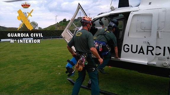 Un helicóptero de la Guardia Civil rescata a la montañera herida. 